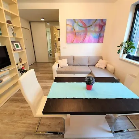 Comfy & Stylish Flat In The Centre + Parking شقة