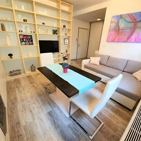 Comfy & Stylish Flat In The Centre + Parking شقة