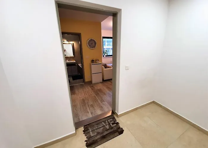 Comfy & Stylish Flat In The Centre + Parking شقة