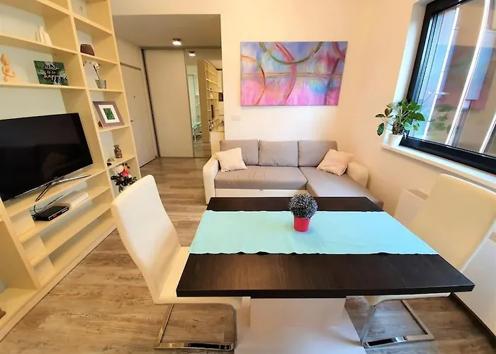Comfy & Stylish Flat In The Centre + Parking شقة