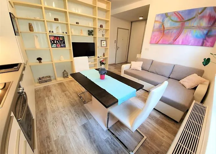 Comfy & Stylish Flat In The Centre + Parking شقة